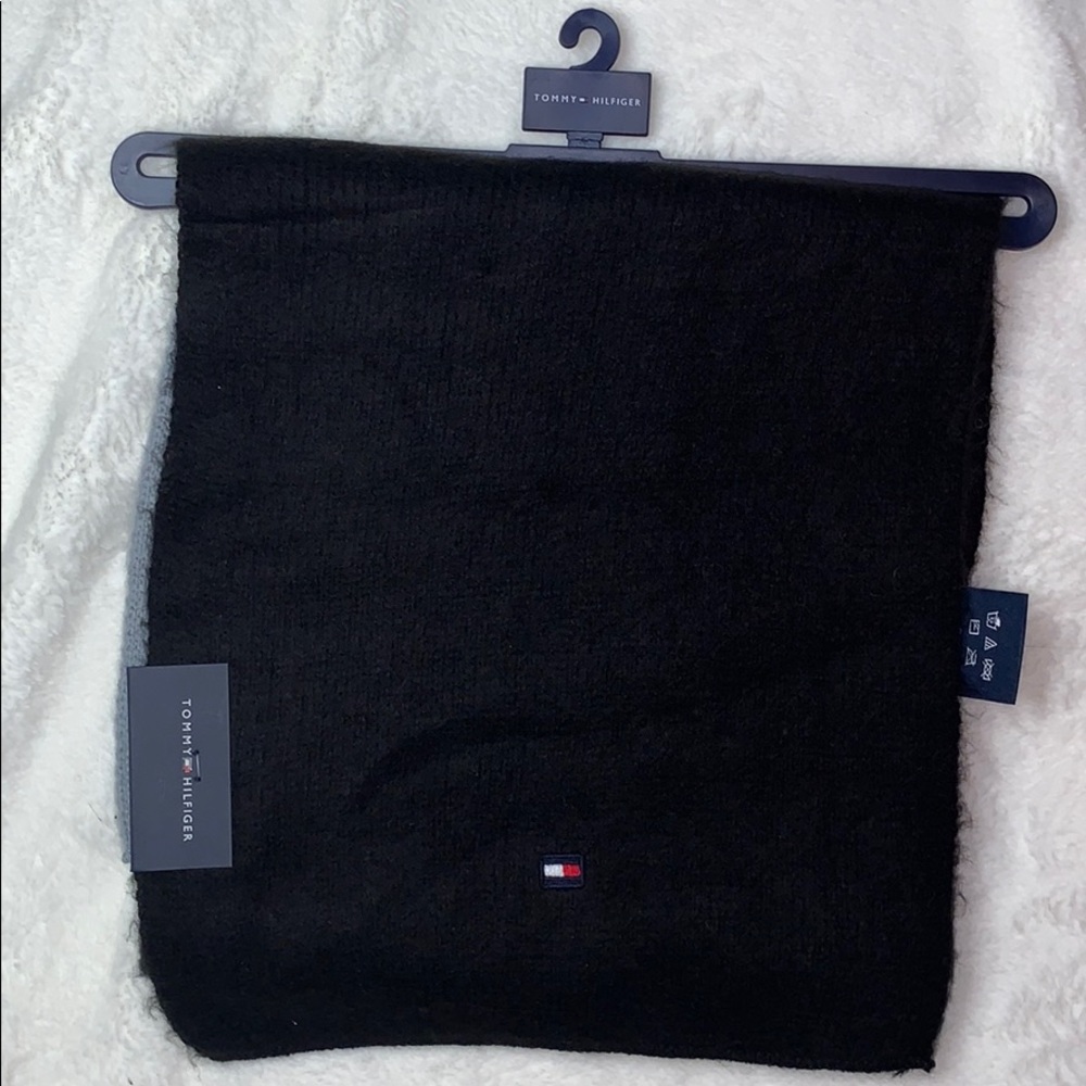 ‼️FINAL SALE‼️TOMMY HILFIGER CLRBLCK STRP SCARF